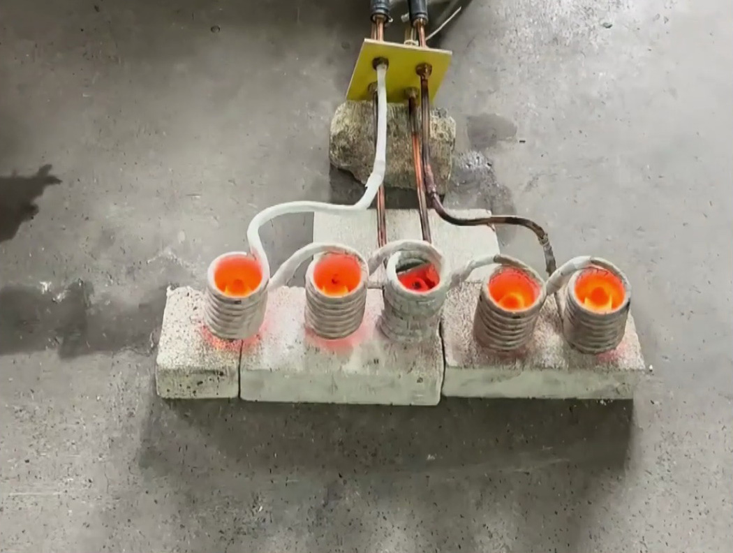  1个线圈搞定5孔同时加热！海瑞拓中频加热设备批量加工惊艳全
