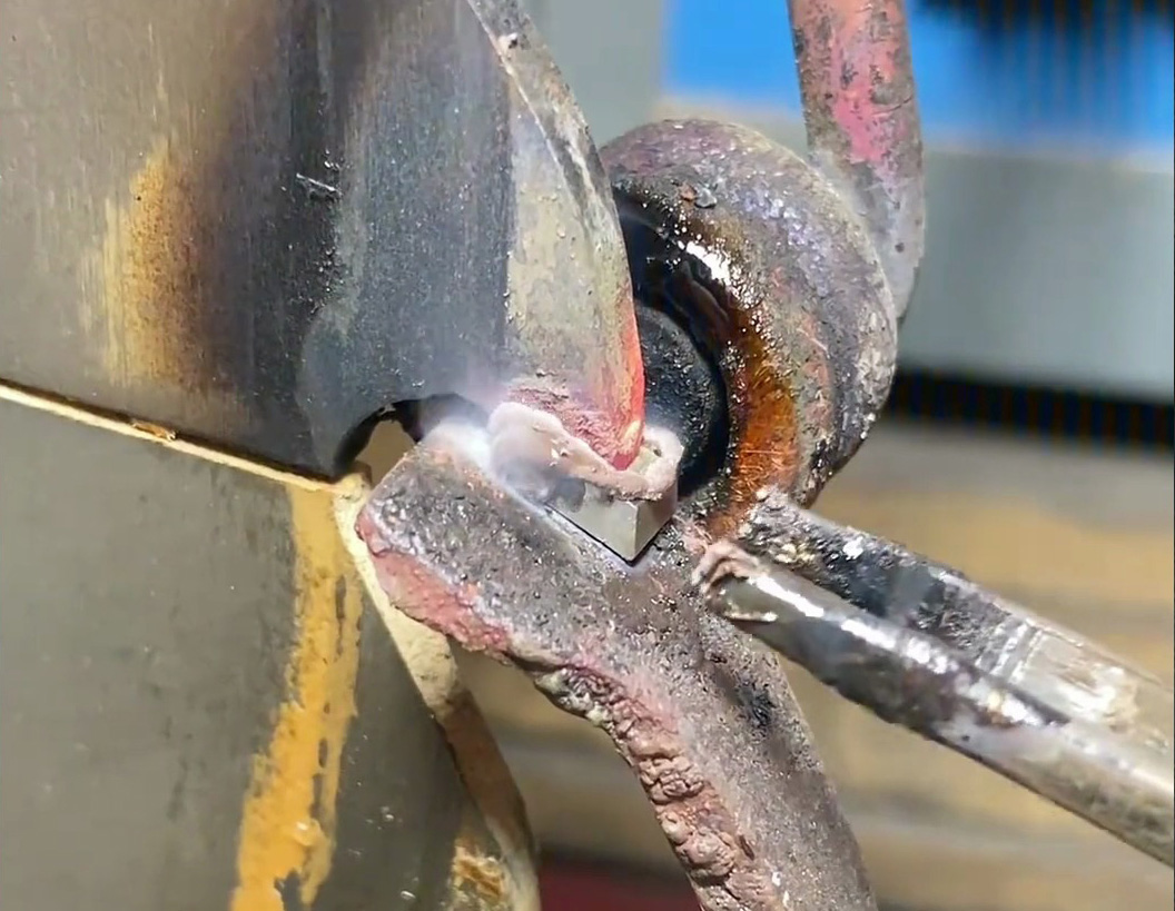  用高频加热设备焊接锯片太轻松了，看完你绝对想试试！(图1)