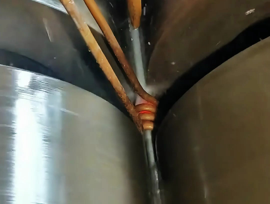 淬火还能这样玩！加热喷淋同步进行，卧式数控高频淬火机床性能拉满(图1)